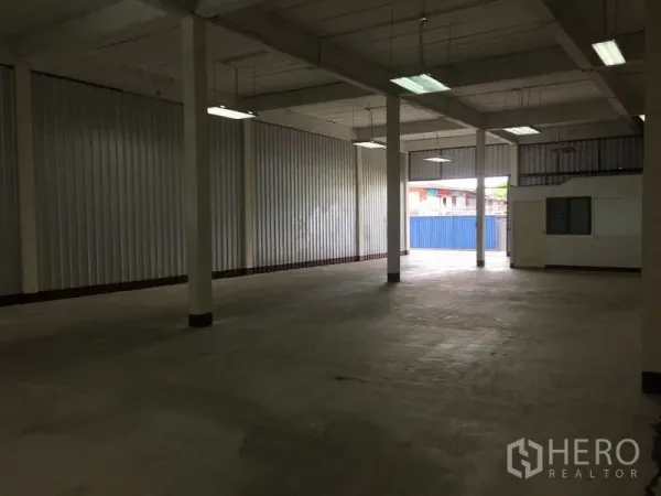 คลังสินค้า ให้เช่าในBueng Kum, Bangkok - พื้นโกดังโล่ง ผนังเมทัลชีท พร้อมประตูบานใหญ่เชื่อมลานด้านนอก