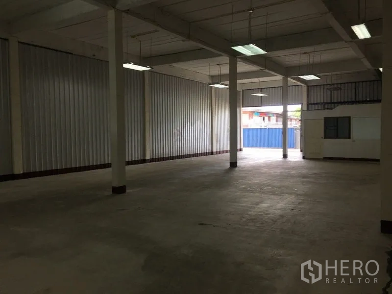 คลังสินค้า ให้เช่าในBueng Kum, Bangkok - พื้นโกดังโล่ง ผนังเมทัลชีท พร้อมประตูบานใหญ่เชื่อมลานด้านนอก