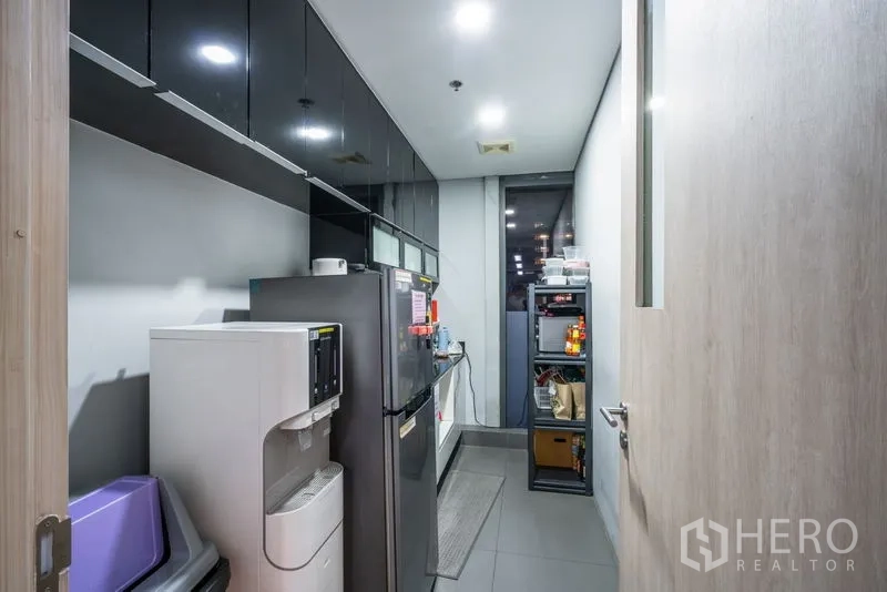สำนักงาน ให้เช่า - แพนทรีขนาดกะทัดรัดพร้อมตู้เย็น ตู้กดน้ำ และตู้ลอยเก็บของ