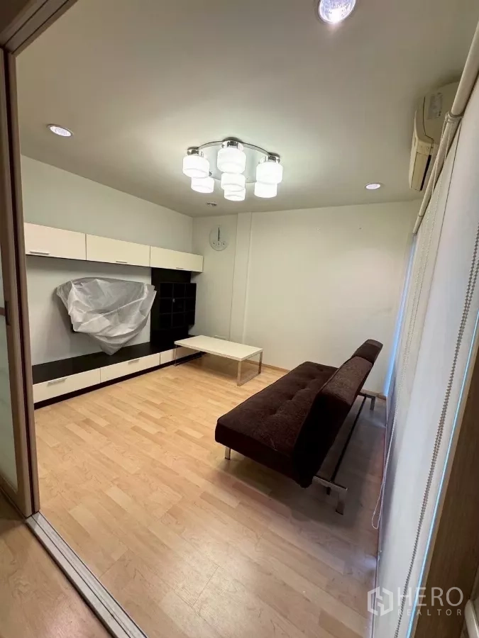 ทาวน์เฮาส์ ให้เช่าในSuan Luang, Bangkok - ห้องครอบครัวพร้อมโซฟาเบด ตู้บิลท์อิน และทางออกสู่ระเบียง