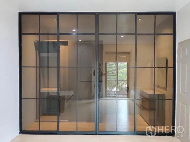 ทาวน์เฮาส์ ให้เช่าในSuan Luang, Bangkok - ประตูกระจกกรอบดำเต็มความสูง มองเห็นห้องถัดไปและวิวระเบียง