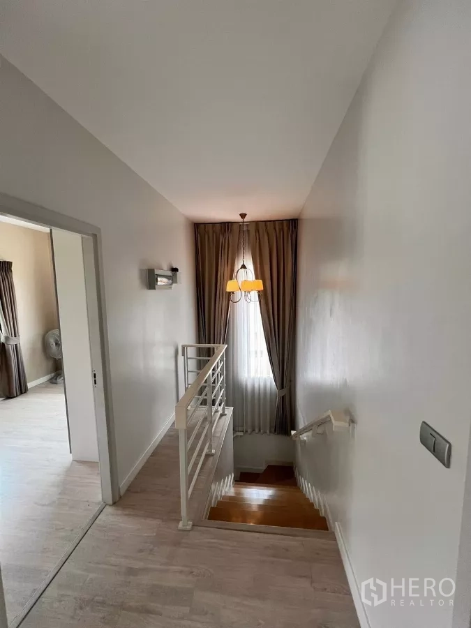 บ้าน ให้เช่าในLat Krabang, Bangkok - บันไดและโถงชั้นบน มีหน้าต่างรับแสงและโคมแขวน