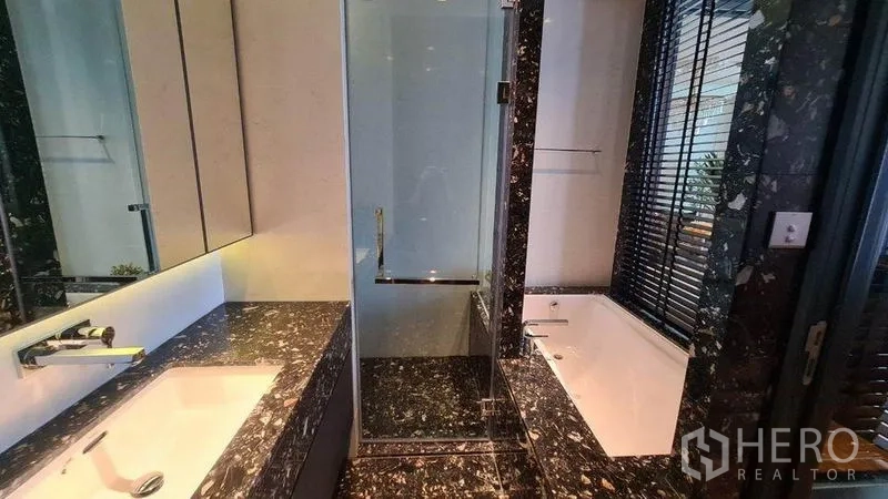 คอนโด ให้เช่าในKhlong Toei, Bangkok - ห้องน้ำหรู เคาน์เตอร์หินอ่อนสีดำ ห้องอาบน้ำกระจก และอ่างอาบน้ำพร้อมบานมู่ลี่