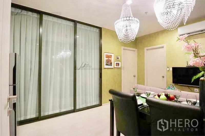 คอนโด ให้เช่าในKhlong Toei, Bangkok - โถงทานอาหารพร้อมฉากกั้นกระจกบานใหญ่ โคมระย้า และทีวีติดผนัง