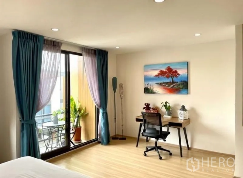 ทาวน์เฮาส์ ให้เช่าในSuan Luang, Bangkok - มุมทำงานในห้องนอนหลัก มองเห็นระเบียงและต้นไม้