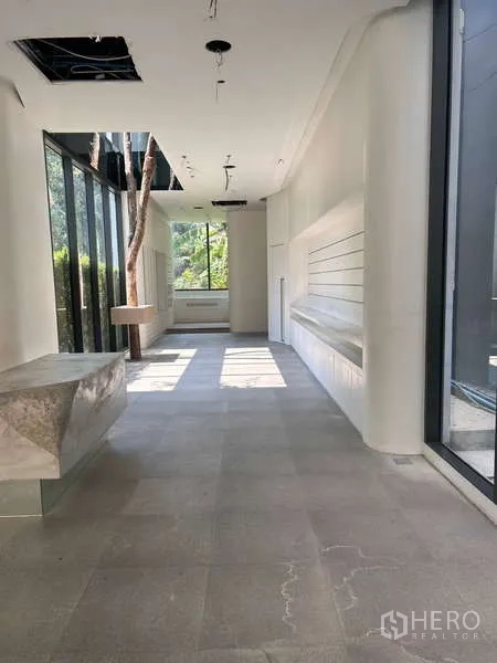 独立商业地产 出租在Khlong Toei, Bangkok - 采光充足的走廊，落地窗与悬浮式台面，面向绿景。