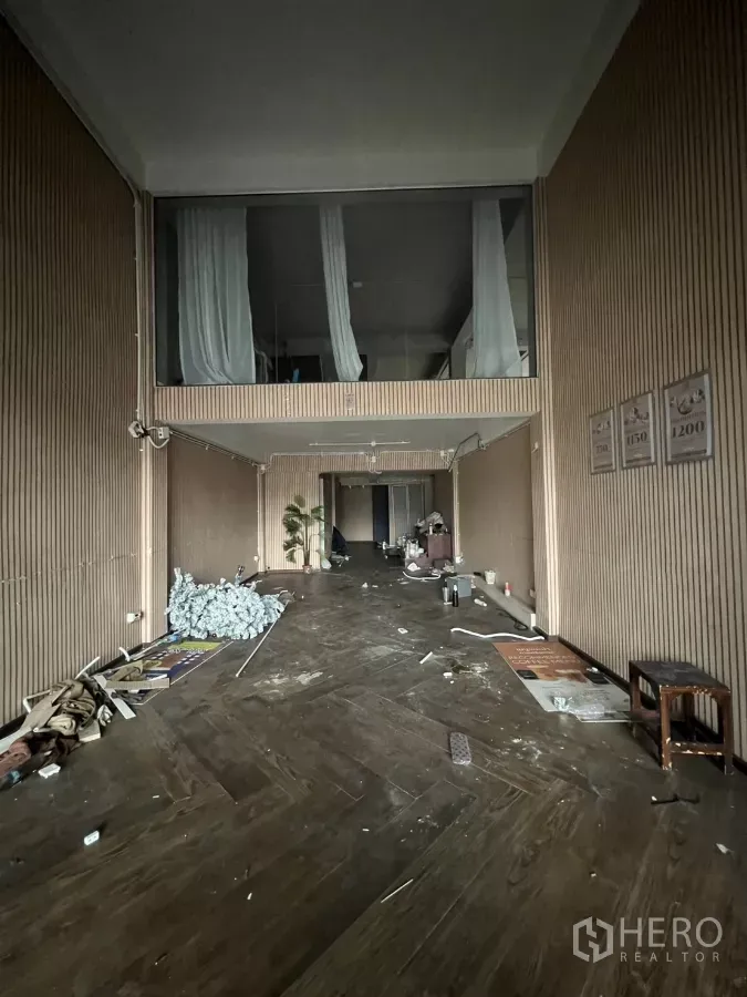 อาคารพาณิชย์ ให้เช่าในKhlong Toei, Bangkok - พื้นที่ภายในอาคารพาณิชย์เพดานสูงพร้อมชั้นลอย ผนังไม้ระแนงและพื้นลายก้างปลา พร้อมปรับปรุงใหม่ได้ตามต้องการ