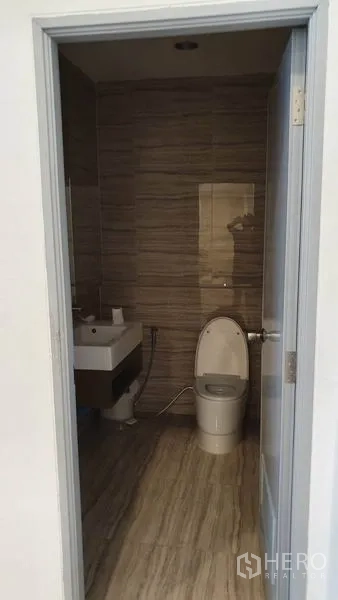 零售空间 出租在Khlong Toei, Bangkok - 现代化卫生间，瓷砖墙面、坐便器与洗手台。