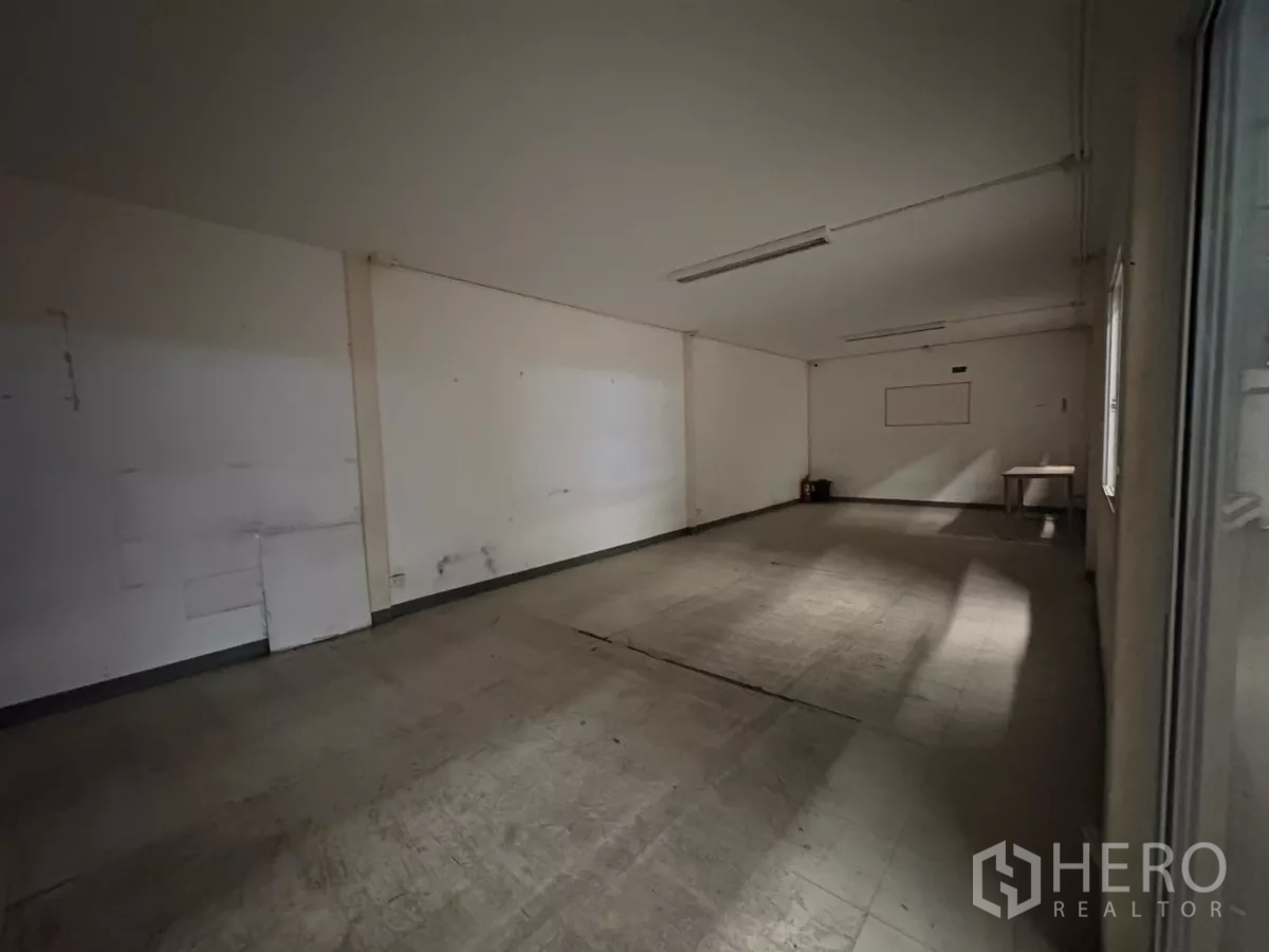 คลังสินค้า ให้เช่าในMueang Samut Prakan, Samut Prakan - ห้องออฟฟิศชั้นสองขนาดใหญ่ มีหน้าต่างมองเห็นพื้นที่โกดัง