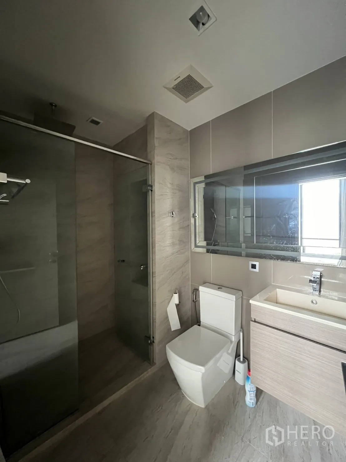 คอนโด for rent in Watthana, Bangkok - ห้องน้ำสไตล์โมเดิร์นพร้อมฉากกั้นอาบน้ำกระจก โถสุขภัณฑ์ และอ่างล้างหน้าพร้อมตู้กระจก