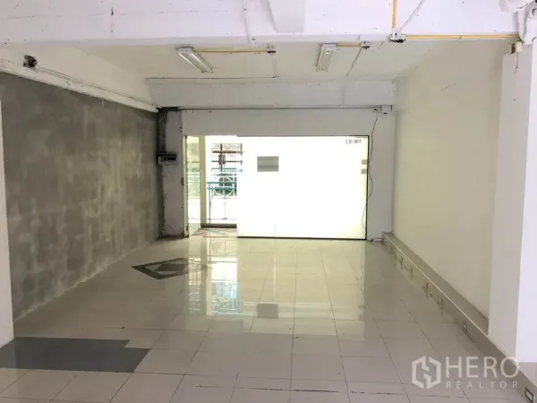 零售空间 出租在Khlong Toei, Bangkok - 明亮的店内空间，面向入口，瓷砖地面与日光灯照明。