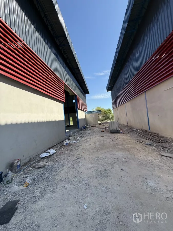 คลังสินค้า ให้เช่าในLam Luk Ka, Pathum Thani - ทางสัญจรระหว่างอาคารโกดัง พื้นโรยหินคลุก เหมาะสำหรับรถบรรทุก