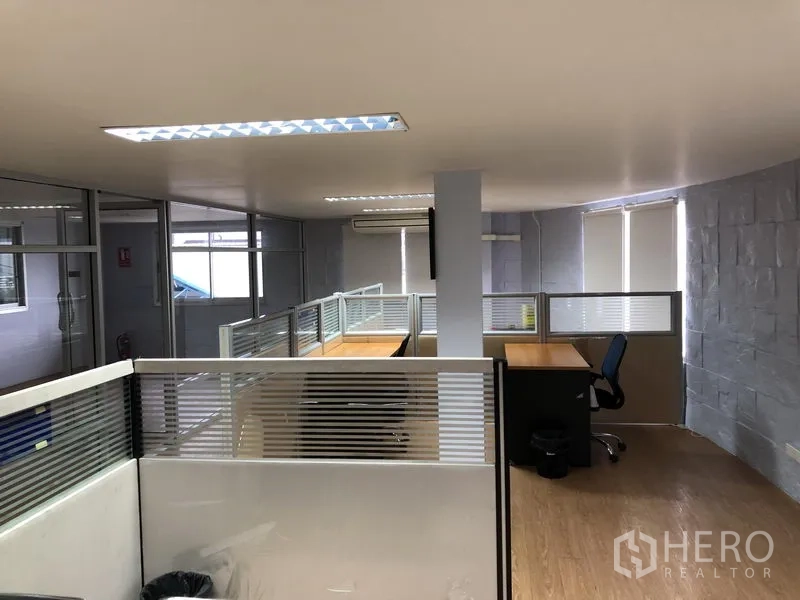 Factory for sale in Pathum Thani - Open‑plan office area with cubicles, desks and air‑conditioning.