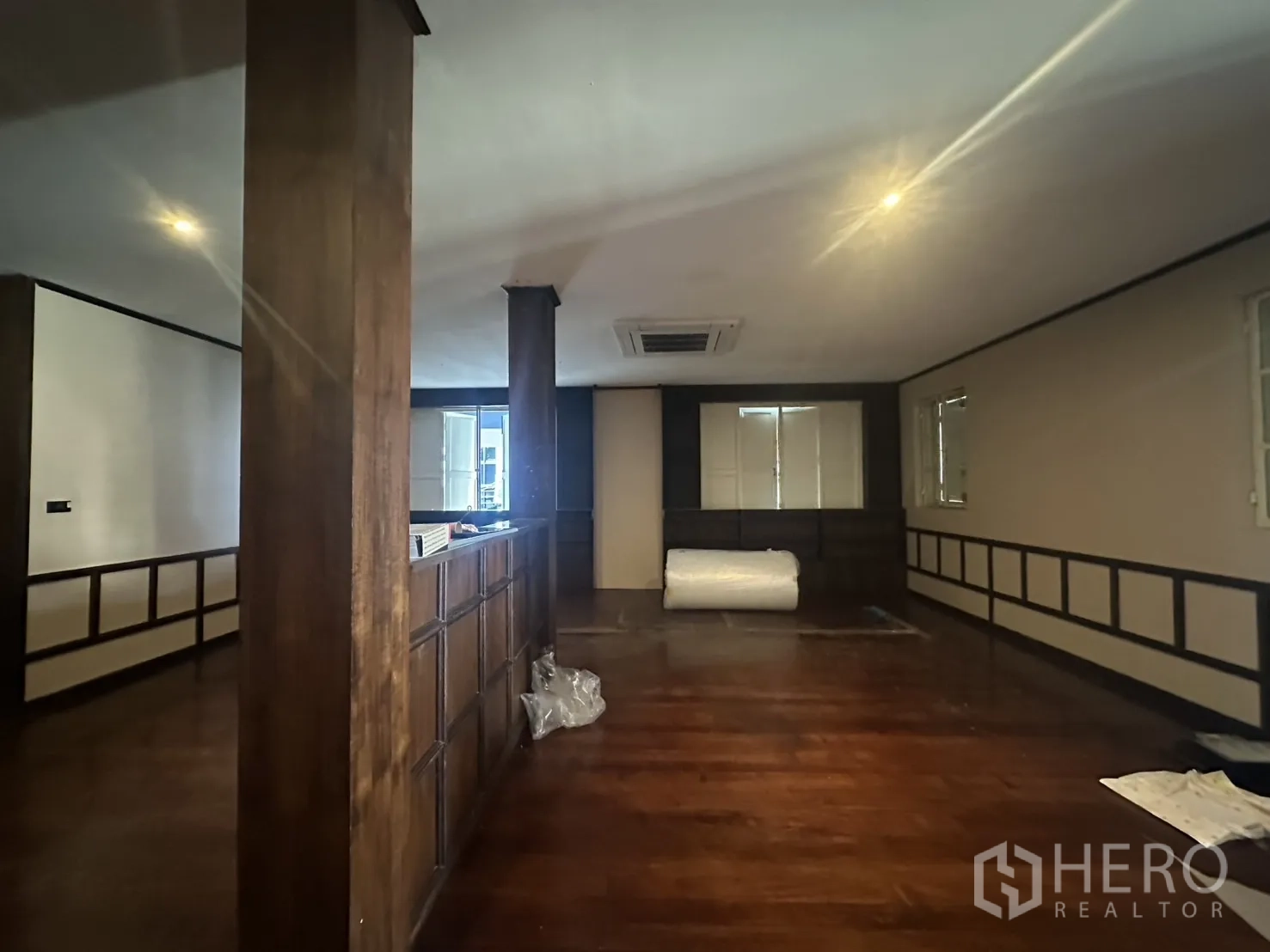 Detached House for rent - Open upstairs space with cassette air-conditioning and wooden pillars.