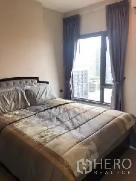 คอนโด ให้เช่าหรือขายในKhlong Toei, Bangkok - ห้องนอนอบอุ่น หน้าต่างบานใหญ่พร้อมวิวเมืองและผ้าม่านทึบแสง