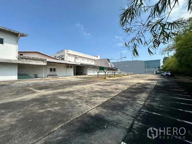 โรงงาน ให้เช่าหรือขายในThanyaburi, Pathum Thani - ลานคอนกรีตและลานจอดรถขนาดใหญ่ ติดกับอาคารโรงงานหลายหลัง