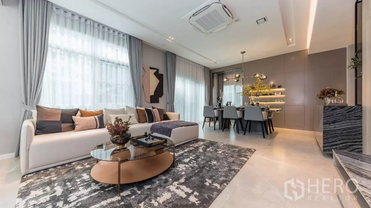 บ้าน ให้เช่าในPrawet, Bangkok - พื้นที่รับแขกและทานอาหารแบบโอเพ่นพร้อมโซฟา L หน้าต่างบานใหญ่และไฟตกแต่ง