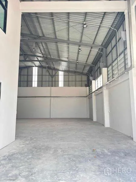 คลังสินค้า ให้เช่าในMueang Rayong, Rayong - ช่องเก็บของลึก โครงหลังคาเหล็ก พร้อมช่องแสงรับธรรมชาติ