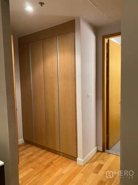 คอนโด ให้เช่าในKhlong Toei, Bangkok - โถงทางเดินมีตู้เสื้อผ้าคู่และประตูไม้ ให้พื้นที่เก็บของมาก