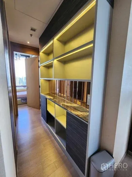 คอนโด ให้เช่า - ชั้นวางบิลท์อินพร้อมไฟส่องสว่างตามทางเดิน เคาน์เตอร์หินอ่อน