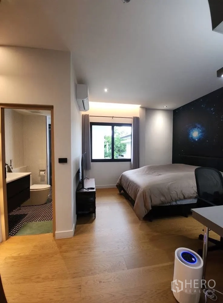 Detached House for rent in Bang Phli, Samut Prakan - Ensuite bedroom with a large window, workspace and direct access to the bathroom.