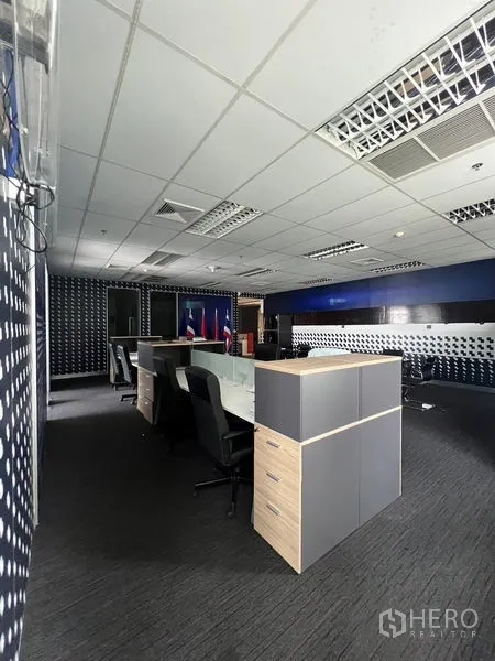 Office Space for rent in Huai Khwang, Bangkok - Row of workstations with storage pedestals beneath grid‑ceiling lighting.
