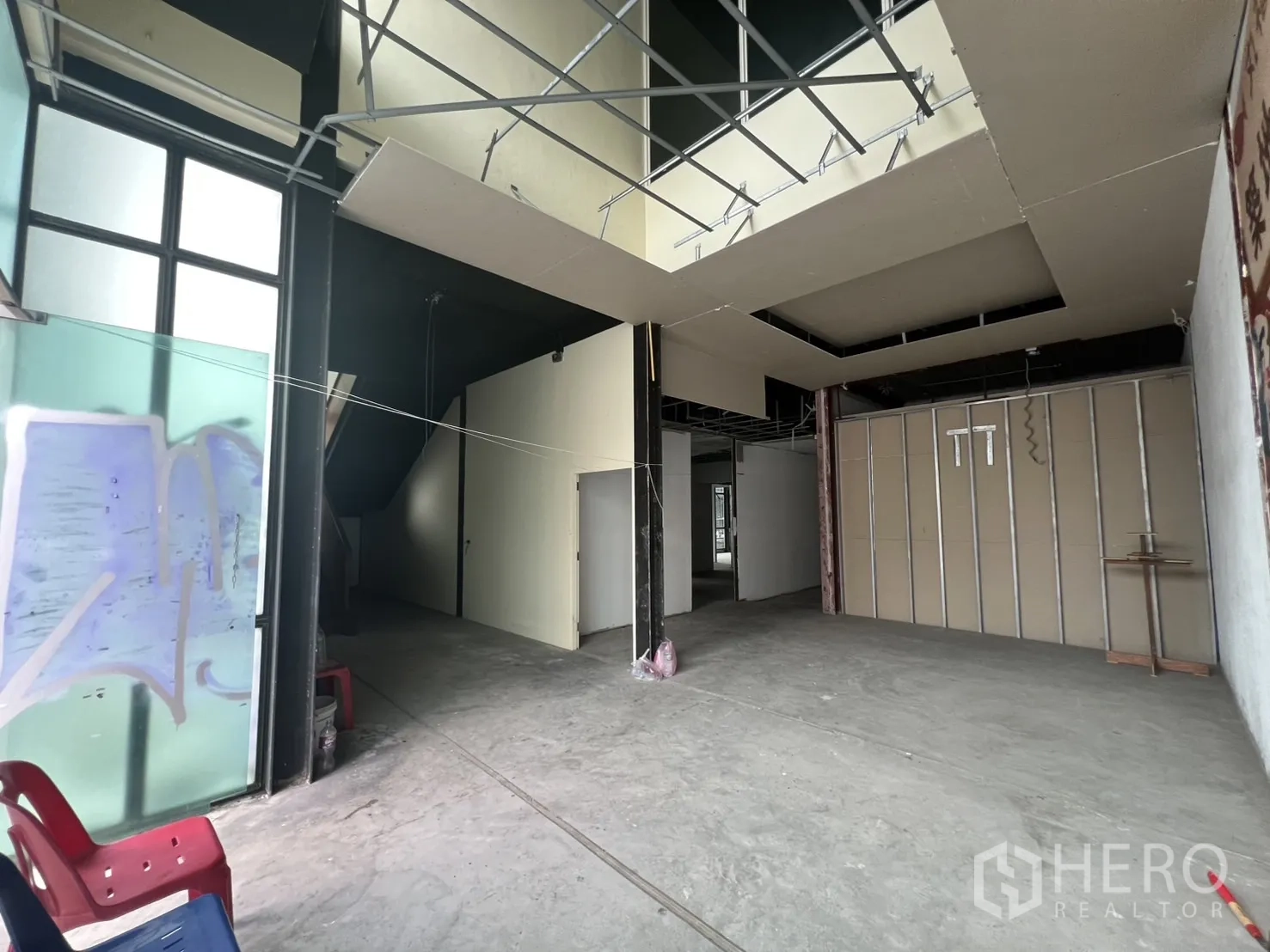 พื้นที่ขายปลีก ให้เช่าในWatthana, Bangkok - พื้นที่ชั้นล่างเปิดโล่ง เพดานสูงและผนังกั้นบางส่วน