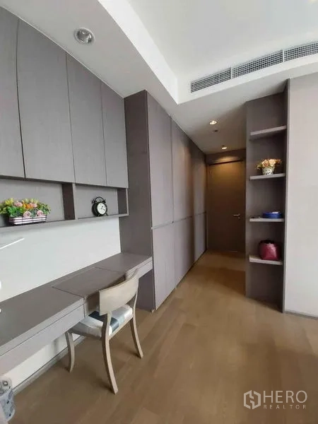 Condominium for sale in Bang Rak, Bangkok - Hallway study corner featuring wall cabinets, floating desk, and open display shelves.