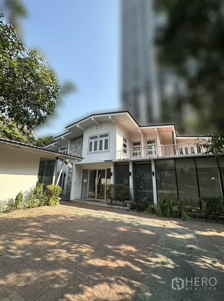 Detached House for rent in Phaya Thai, Bangkok - Two-storey detached house facade with large paved courtyard and greenery in a quiet Ari setting.