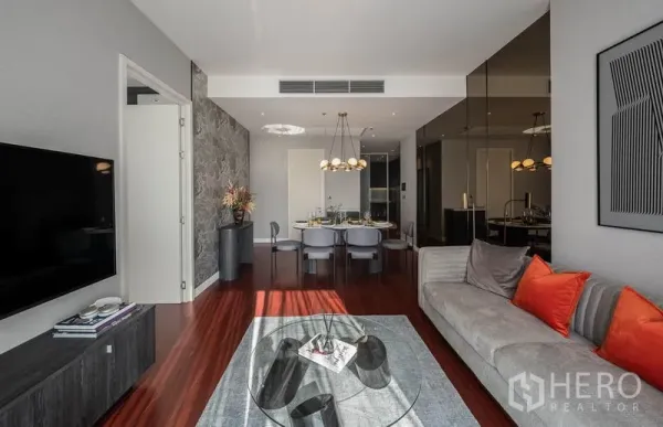 คอนโด ให้เช่าในWatthana, Bangkok - พื้นที่นั่งเล่นและรับประทานอาหารแบบโอเพ่น พร้อมโซฟา ทีวี และโคมไฟระย้า