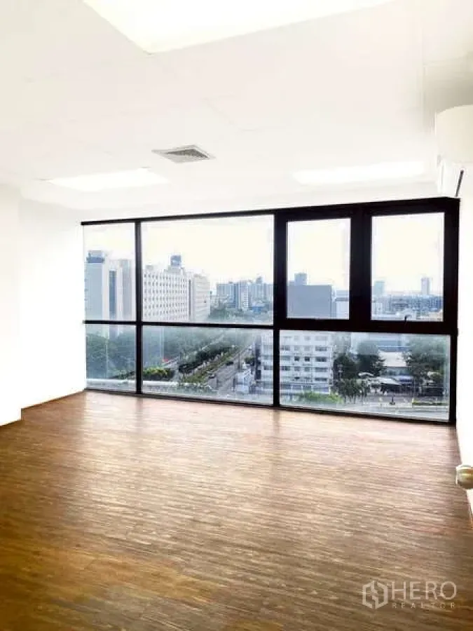 สำนักงาน ให้เช่า - ออฟฟิศแผนผังเปิดสว่างไสว กระจกเต็มผนัง มองวิวเมืองและถนนสายหลัก