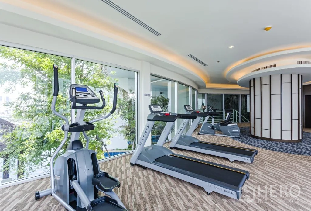 คอนโด ให้เช่าหรือขายในWatthana, Bangkok - ฟิตเนสทันสมัยพร้อมลู่วิ่งและเครื่องเดินวงรีหันสู่หน้าต่างสูงจรดเพดาน