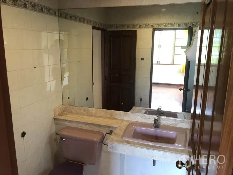 独立式住宅 出租 - 瓷砖浴室，长台面、双洗手盆与淡色卫浴。