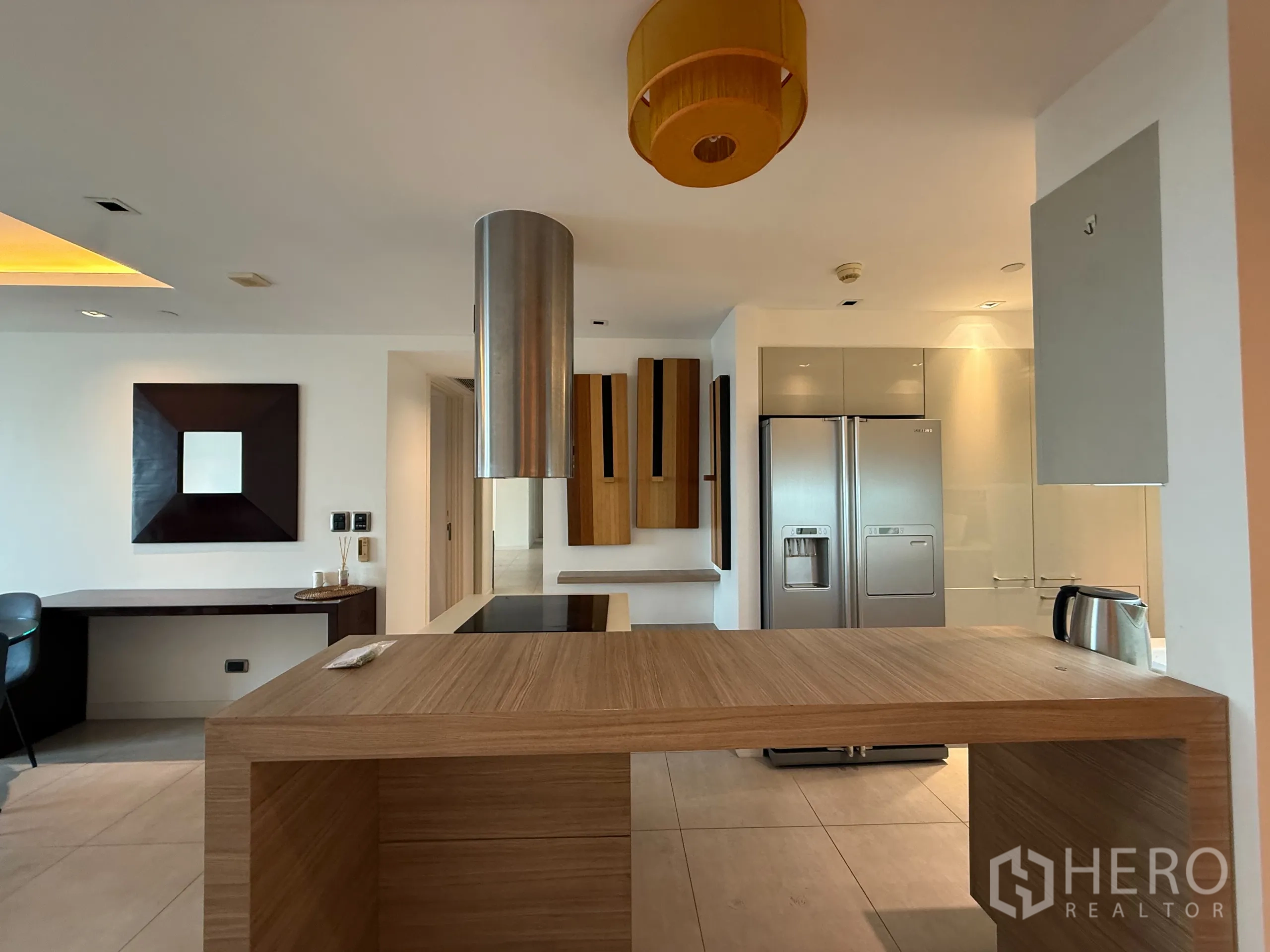 คอนโด ให้เช่าในPhaya Thai, Bangkok - ครัวสมัยใหม่พร้อมไอแลนด์ไม้ ตู้เย็นสแตนเลส และตู้บิวท์อิน