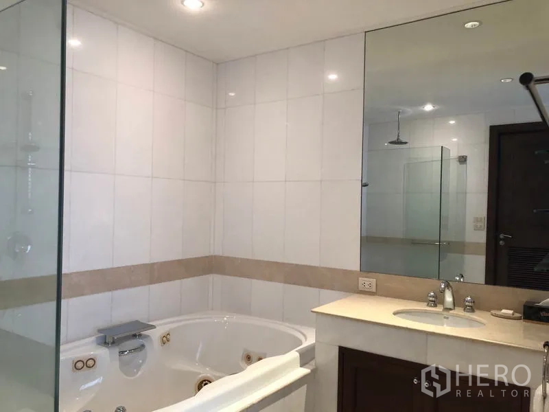 คอนโด ให้เช่าหรือขายในWatthana, Bangkok - ห้องน้ำสไตล์โมเดิร์น มีอ่างจากุซซี่ ห้องอาบน้ำกระจก และกระจกบานใหญ่