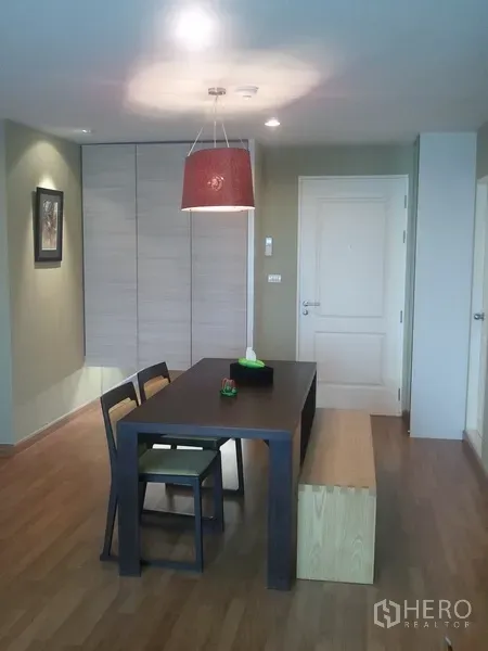 คอนโด ให้เช่าในKhlong San, Bangkok - มุมทานอาหารพร้อมโคมแขวน โต๊ะไม้เข้ม และตู้บิวท์อินใกล้ทางเข้า