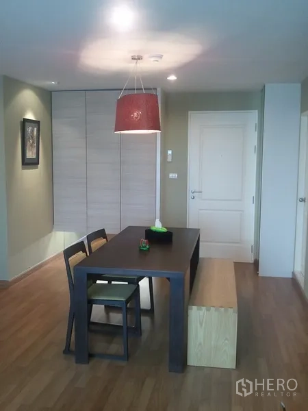 คอนโด ให้เช่าในKhlong San, Bangkok - มุมทานอาหารพร้อมโคมแขวน โต๊ะไม้เข้ม และตู้บิวท์อินใกล้ทางเข้า