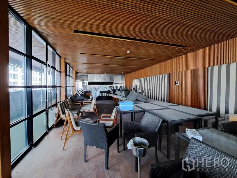 พื้นที่ขายปลีก ให้เช่าในKhlong Toei, Bangkok - โถงพื้นที่ภายในตกแต่งไม้ ผนังกระจกเต็มบาน มีโต๊ะเก้าอี้วางซ้อนอยู่