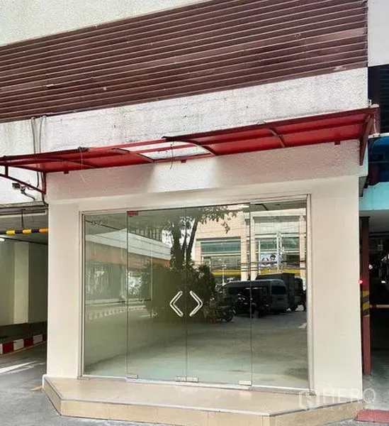 พื้นที่ขายปลีก ให้เช่าในWatthana, Bangkok - หน้าร้านกระจกเต็มบานพร้อมกันสาดสีแดง พื้นที่ค้าปลีกชั้นล่างย่านวัฒนา