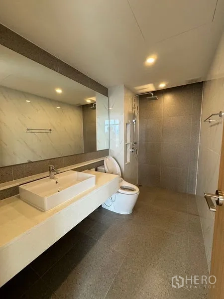 Home Office for rent in Pak Kret, Nonthaburi - Modern bathroom with walk-in shower, large mirror and vanity