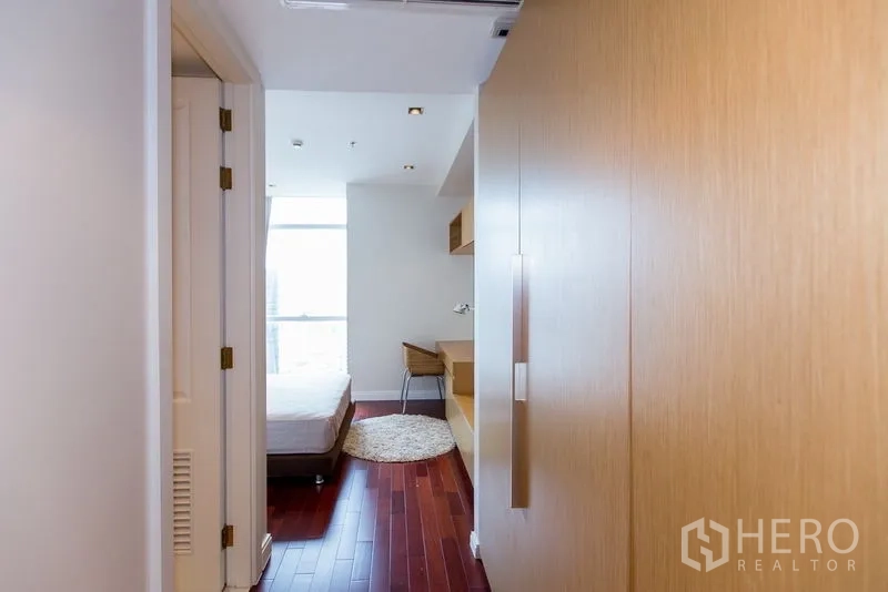 Condominium for rent in Pathum Wan, Bangkok - Passage with wardrobe leading into bedroom with study nook.