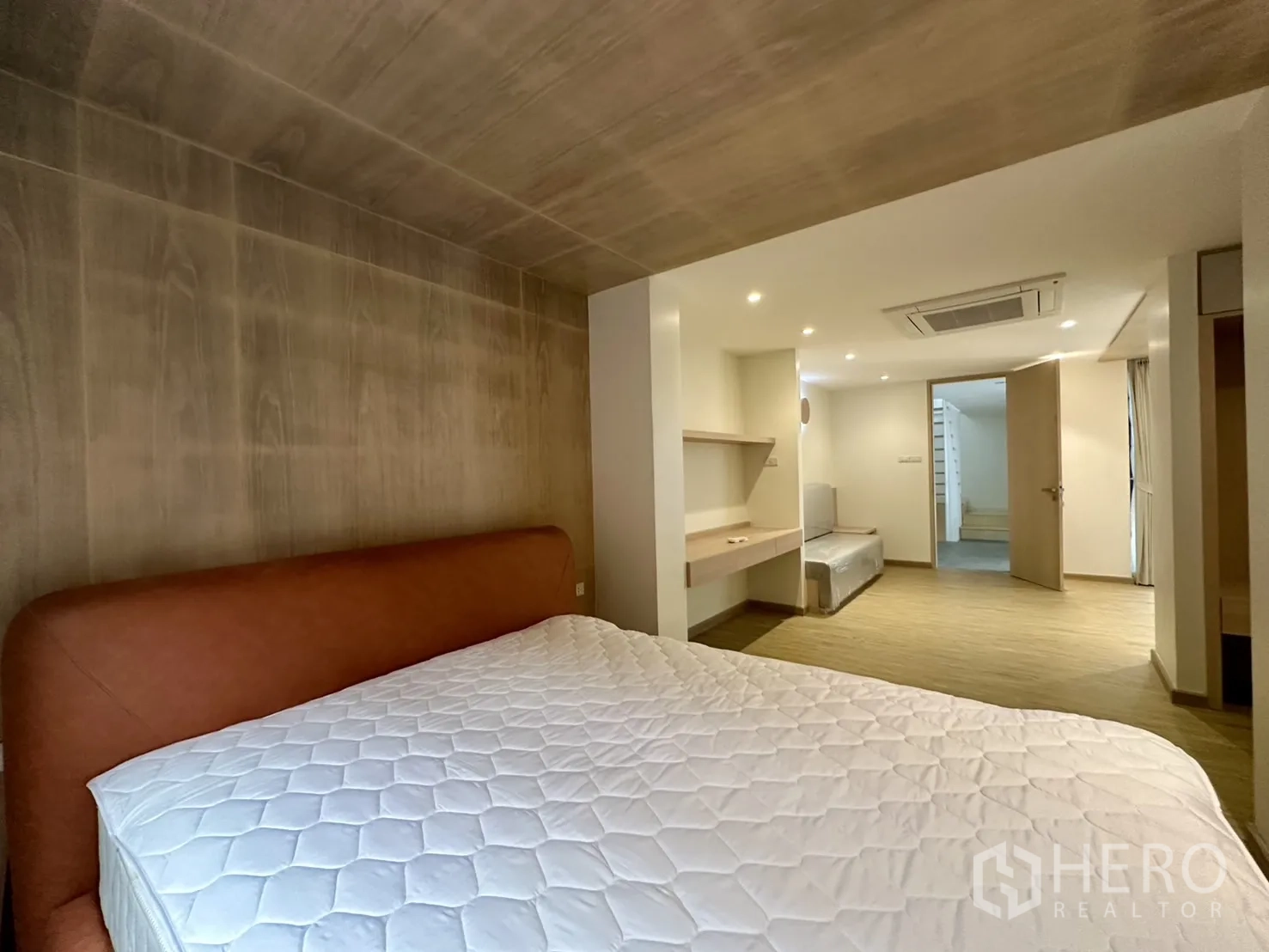 带办公室的家 出租在Phra Khanong, Bangkok - 主套房从床望向休息区与走廊，灯光温暖。