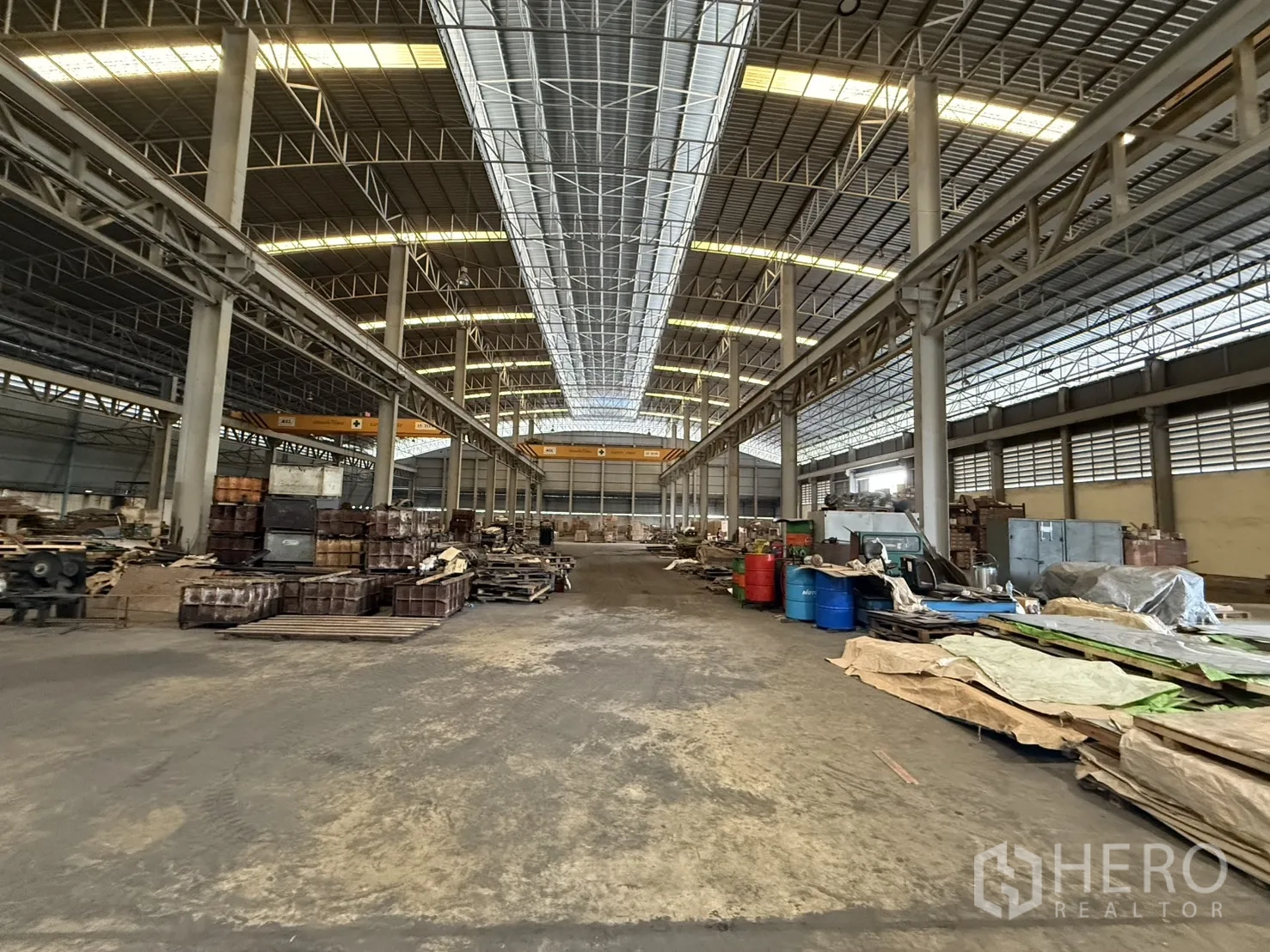 Factory for rent in Bang Phli, Samut Prakan - Wide industrial hall with steel truss roof, skylights, forklifts and equipment.