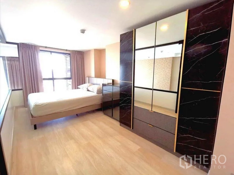 คอนโด ให้เช่าในSathon, Bangkok - ห้องนอนสว่าง ตู้เสื้อผ้าบานกระจก พื้นไม้โทนอ่อน และหน้าต่างกว้างพร้อมผ้าม่าน