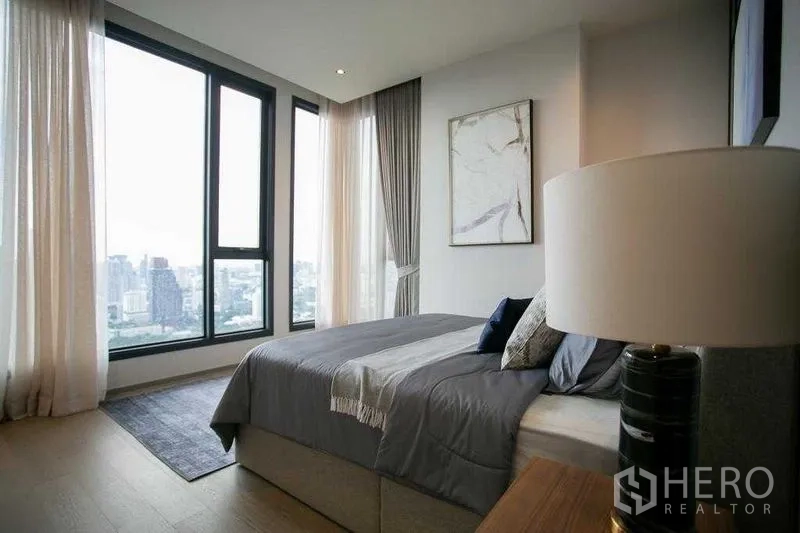 คอนโด ให้เช่าในWatthana, Bangkok - ห้องนอนมุมกระจก มองเห็นวิวสกายไลน์กรุงเทพฯ