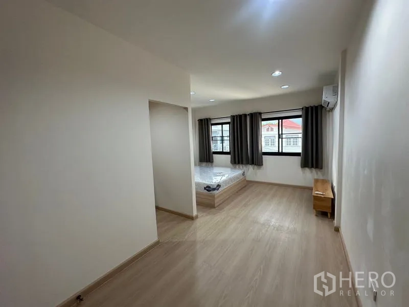 ทาวน์เฮาส์ ให้เช่าหรือขายในPhra Khanong, Bangkok - ห้องนอนกว้าง หน้าต่างบานใหญ่ พื้นไม้ลามิเนต