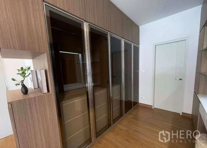Detached House for rent in Bang Phli, Samut Prakan - Alternate view of the walk-in closet with glass-front wardrobes and storage