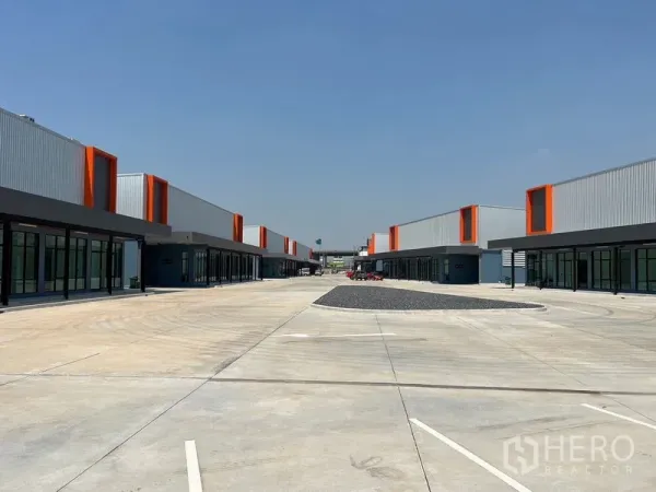 Warehouse for rent in Bang Phli, Samut Prakan - Central drive between twin rows of warehouses with ample truck turning space