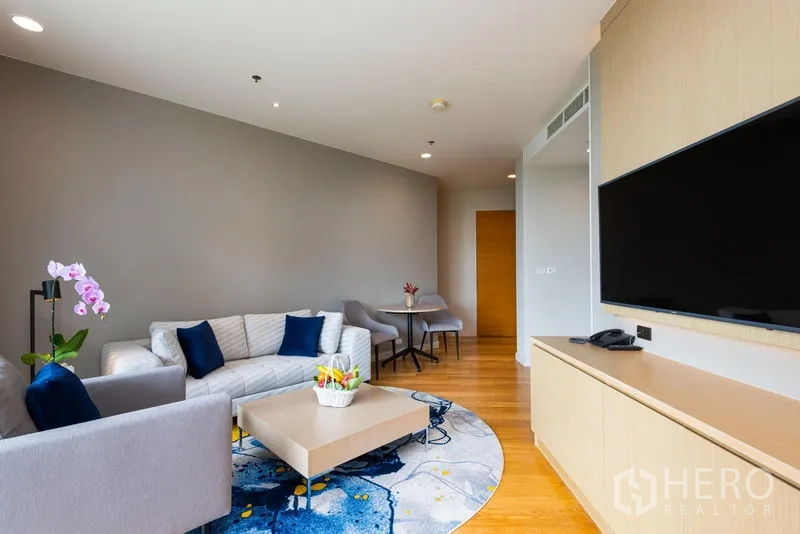 คอนโด ให้เช่าในBang Kho Laem, Bangkok - ห้องนั่งเล่นโมเดิร์น ผนังบิลท์อินทีวี โซฟา โต๊ะกลาง และมุมทานอาหารขนาดเล็ก