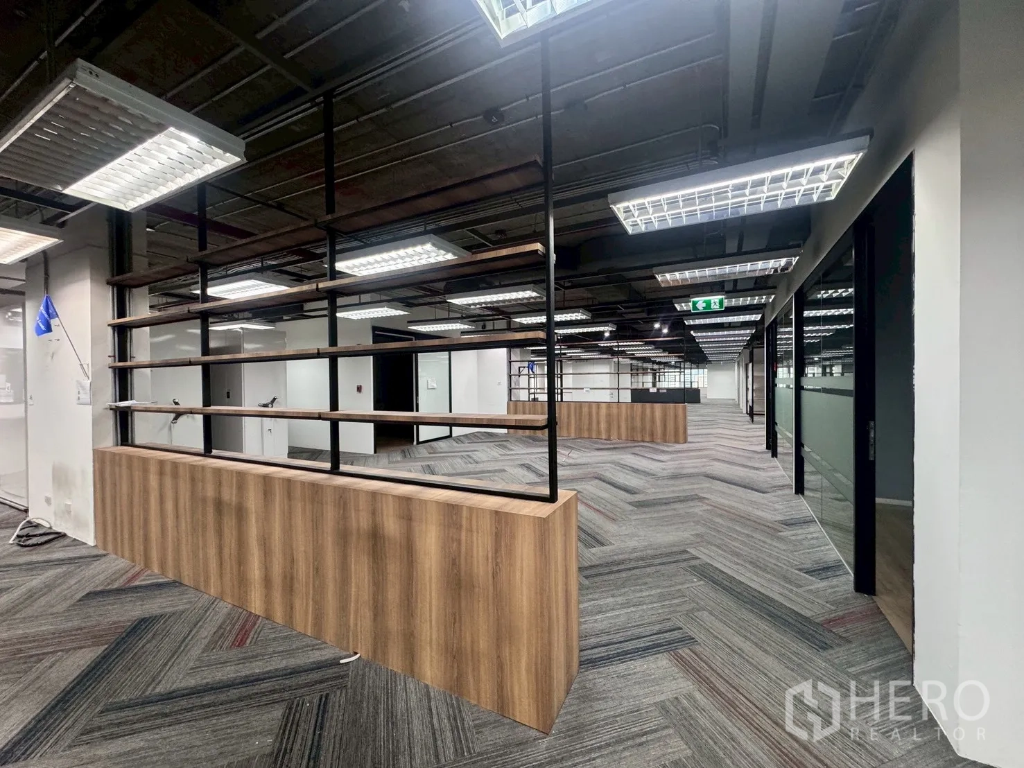 办公室 for rent in Watthana, Bangkok - 办公区设木与金属隔断架、玻璃分隔房与顶置网格灯。